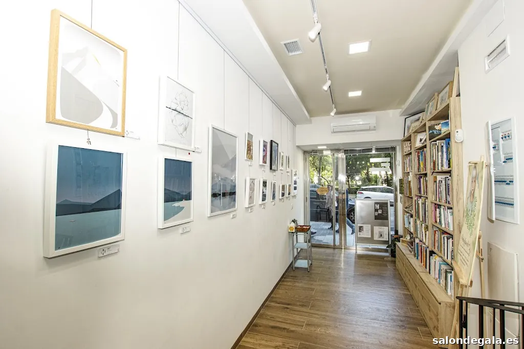 La lente y el pincel - estudio creativo y librería especializada